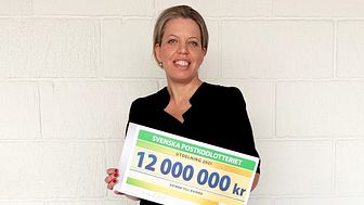 Kvinna till Kvinnas generalsekreterare Petra Tötterman Andorff mottar årets check från Postkodlotteriet på tolv miljoner kronor.