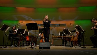 Jenny Wilson framför sin låt "Opposition" med musiker ur Helsingborgs Symfoniorkester.