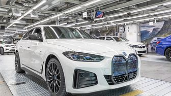Första serietillverkade BMW i4 visas upp i München