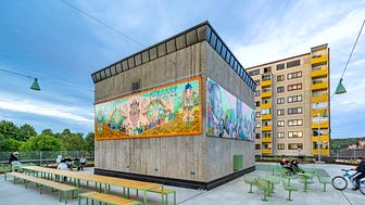 Fittja urban park. Långbordet, in collaboration with White Architects. Korg, designed by Thomas Bernstrand. Photo: Jann Lipka. KONSTKUBEN (the art cube) by living in Fittja. Artistic director Saadia Hussain, Botkyrkabyggen 2015–2020