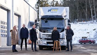 Ebba Bergbom Wallin, Henrik Wickman och Marcus Olsson från Volvo överlämnade den nya ellastbilen till Annette Yngvesson och Thomas Ström på NTEX