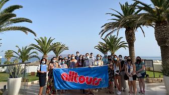 Die alltours Inforeise kann beginnen: Gut gelaunt und voller Tatendrang sind die Teilnehmer auf Kreta angekommen. (Foto alltours)