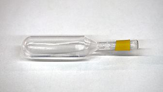 Här är en liten doseringsflaska som forskarna utrustat med membranet. Det är den förpackningsteknik där behållaren deformeras när vätska trycks ut. Foto: Peter Ardell.
