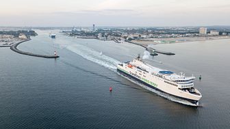 Fejrer etårsdag sammen med søsterskibet M/F Copenhagen på ruten Gedser-Rostock : Scandlines' hybridfærge M/F Berlin (billede: Siemens/Ulrich Wirrwa).