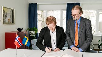 Visit Swedens Norgechef Thomas Johansson och Sveriges ambassadör Axel Wernhoff skriver under Nollvisionen. 