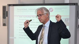 Initiiert und begleitet die Gründerbar: Prof. Dr. Hans-Rüdiger Kaufmann. Foto: Franz Motzko