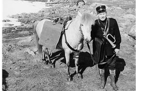 Hest og posthorn. Foto, Norsk Postmuseum.png