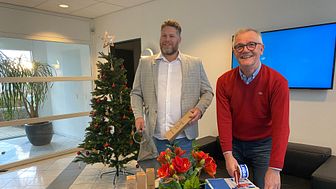 Salgschef Morten Nicolaisen og ventilationssælger Finn Petersen fra Lindab pakker julepølser til den årlige juletradition. 