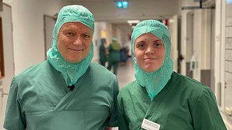 Överläkare Peter Siesjö ansvarar för studien och specialistläkare Bryndís Baldvinsdóttir utförde den första operationen med ett egenutskrivet skallimplantat.