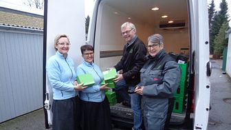 Gitte Brønlund og Lotte Levring er glade modtagere af donationen fra Googly Fruit på Forsorgscenter Viborg, Vibohøj. Frivillige fra fødevareBanken Mogens Liebergreen og Susanne Slotsdal.
