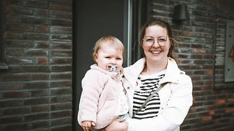Karina Putak Lindberg med dottern Alma flyttar in i Lyckos nybyggda bostäder i Kävlinge
