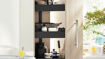 Die Sys30-Ecklösung von burgbad ist ein Möbel, das Waschtisch, Schränke, Spiegel und Beleuchtung zu einer kompakten Einheit zusammenfasst.