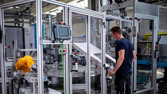 GROHE CEO Thomas Fuhr ser produktionsfaciliteterne på fabrikken i Lahr, Tyskland. 