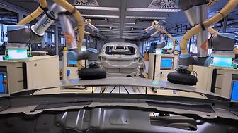 Bruker samarbeidende roboter til finpuss av nye biler