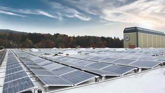 3.100 Quadratmeter  Photovoltaikanlage befinden sich auf einem Hallendach im Werk Wiehl. (Quelle: BPW Bergische Achsen KG) 