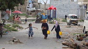 I Jemen fokuserar det humanitära arbetet både på internflyktingar och människorna i de samhällen som tar emot flyktningarna för att minska risken för konflikt dem emellan. Alla behöver rent vatten och mat.