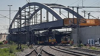 Ein Schwergewicht: Die neue stählerne Stabbogenbrücke wiegt stolze 1.350 t (Bild: © Niels Schubert)