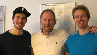 Osteopath Martin Auracher (Mi.) und sein Team des „OsteoZentrums“ am Schliersee kümmern sich um die Rehabilitation der Skirennläufer Felix Neureuther (li.) und Stefan Luitz (re.).