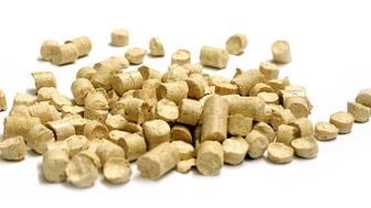 Sverige är i huvudsak självförsörjande på pellets, men det förekommer också import av certifierad pellets från Estland.