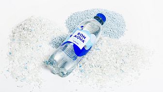 Uudet Bonaqua-pullot tehdään käytetyistä pulloista saadusta muovista, jota näkyy myös kuvassa. Kierrätysmuovin käyttö pulloissa vähentää muovin päätymistä roskaksi ja pienentää pakkauksien ilmastovakutusta.