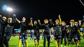 Spelare firar tillsammans med klacken avancemanget till Allsvenskan. Foto: André Julinder