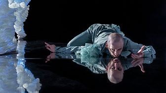 VÅR DAG i koreografi av Tina Tarpgaard har premiär på Skånes Dansteater 28 nov 2021. Malin Bobeck Tadaas textilskulptur Water utgör en del av scenografin i föreställningen.