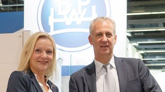 Dirk Hoffmeister, Leiter Aftermarket, und Katrin Köster, Leiterin Unternehmenskommunikation bei BPW, freuen sich über die Auszeichnung. 