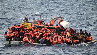 Läkare Utan Gränsers räddningsteam fann tio avlidna på en överfull träbåt på centrala Medelhavet den 16 november, 30 sjömil utanför Libyen. 
