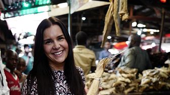 Mia Gylseth insiserer norsk tørrfisk på marked i Nigeria