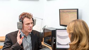 Gut beraten ist, wer bei einem Hörakustiker in regelmäßigen Abständen vorsorgliche Hörtests durchführen lässt. Foto: FGH