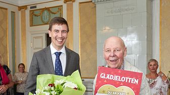 Miljonvinnaren Evert Nilsson tillsammans med lotteriföreståndare Jonas Lindholm //foto:  Peter Knutson 