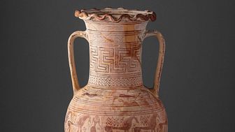 En av alla bilder som släpps fria från Röhsska museet på Wikimedia Commons. Amfora, Grekland, ca 700 f. Kr. Fotograf: Carl Ander. CC BY 4.0.