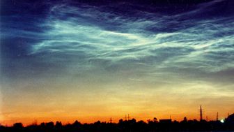 Atmosfärforskare vid Institutet för rymdfysik (IRF) i Kiruna ska studera nattlysande moln från en stratosfärballong som skickas upp från rymdbasen Esrange i augusti. Foto: Peter Dalin, IRF (bild från tidigare observation).