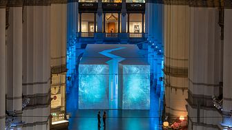 I Stora hallen på Nordiska museet med sina 126 meter och 24 meter i tak visas utställningen Arktis – medan isen smälter. Foto: Henrik Zeitler / Nordiska museet.