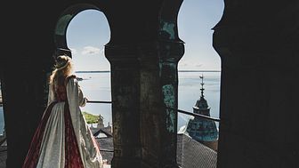 Prinsessan tittar ut över Kalmarsund från Kuretornets topp på Kalmar Slott.