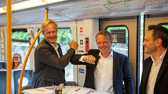 Sporveiens Cato Hellesjø, Telia bedrifts Jon Christian Hillestad og byråd Arild Hermstad markerte kontraktsigneringen i en t-banevogn i ettermiddag.