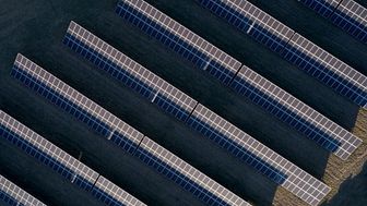 Över 60 procent av världens solceller och solpaneler kommer från Kina.