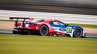 67 Ford GT en route to Silverstone victory