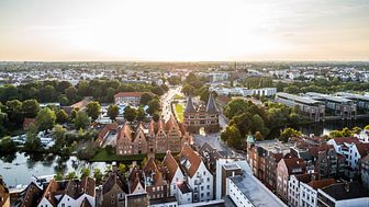 Lübeck: Hansabyens Lübeck sin gamleby, Lübeck fra luften med Holstentor © LTM; F: Olaf Malzahn