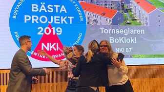Juvall Jungman och Maria Forssell från BoKlok tar emot priset för "bästa projekt" vid Prognoscentrets NKI-seminarium tidigare idag. 