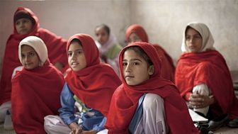 Barn återvänder till nyrenoverade skolor i Pakistan 