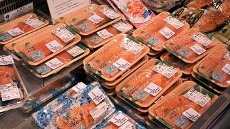 Norsk laks i butikk i Japan