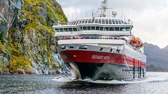 MS Richard With på vei inn i Trollfjorden. Foto: Robert Cranna / Hurtigruten Norge