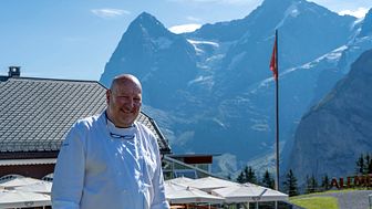 Gastgeber Pascal Ramponi vor dem Panorama Restaurant Allmendhubel 