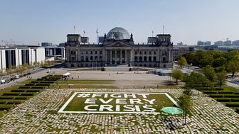 Foto: FridaysForFuture Germany. Vid den senaste globala manifestationen, den 24 april 2020 lade aktivister ut tusentals protestplakat framför det tyska parlamentet i Berlin.