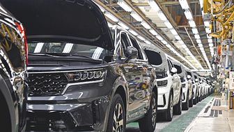 De første KIA Sorento hybridmodeller ruller nu af produktionslinjen på fabrikken i Hwasung, Sydkorea