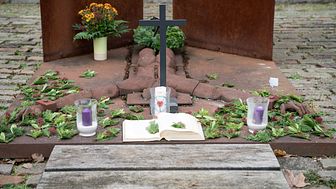 Am Mahnmal vor der Hephata-Kirche findet am Buß- und Bettag eine Gedenkveranstaltung statt. 