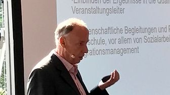 Prof. Dr. Michael Nagy bei seinem Vortrag bei der Vollversammlung der Behindertenfanbeauftragten der Deutschen Fußballiga (DFL) in Köln.