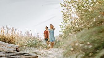 Göhren: Couple explores beach with green dunes