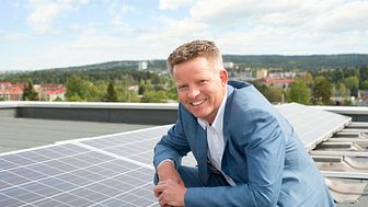 Runar Hansesætre, Country President i Schneider Electric i 2008-2015 på taket til det nye miljøbygget på Ryen i Oslo. I bakgrunnen ser vi solcellepanelene, som har en effekt på 15 kW.